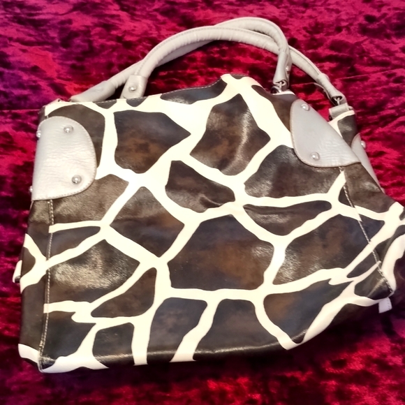 Giraffe and Silver Purse with Red Lining - Picture 1 of 4